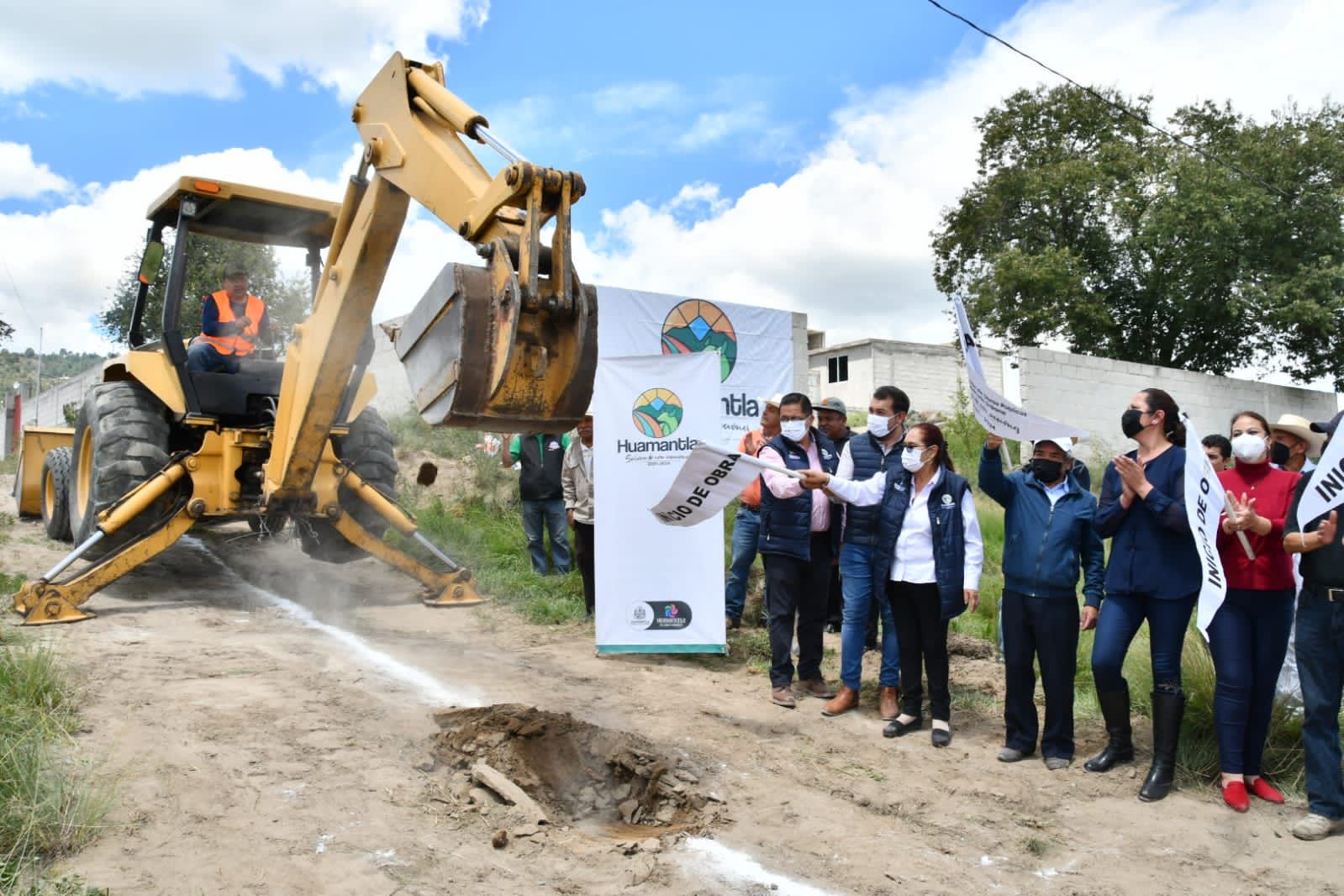 Vamos a seguir impulsando el desarrollo de las comunidades con más obra pública: Santos Cedillo